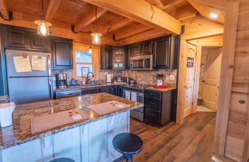 Hendersonville Cabina | De nueva construcción, privado, Log Cabin / Mtn View, jacuzzi y pozo de fuego. Familiar