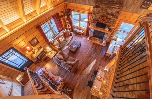 Hendersonville Cabina | De nueva construcción, privado, Log Cabin / Mtn View, jacuzzi y pozo de fuego. Familiar