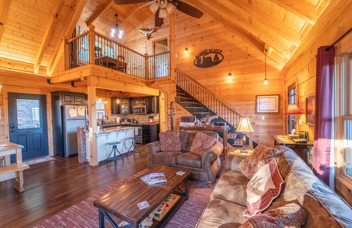 Hendersonville Cabina | De nueva construcción, privado, Log Cabin / Mtn View, jacuzzi y pozo de fuego. Familiar
