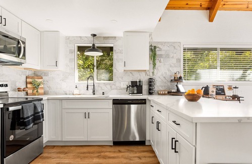 Lake Arrowhead Cabina | Family Friendly Cabin with Trendy 70's Game Room!