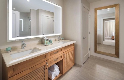 Holmes Beach Hotel | Family-Friendly 2BR Villa w/Water Views + Relaxing Vibes