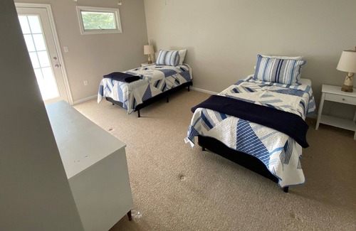 Country Club Estates Casa | Family friendly, east of route 1, and walkable to town & beach