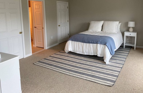Country Club Estates Casa | Family friendly, east of route 1, and walkable to town & beach
