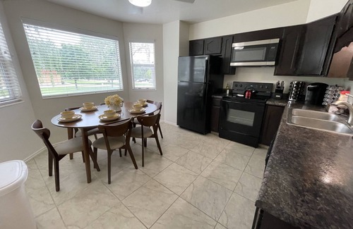 Canyon Rim Casa | Family Friendly | Skiers Welcome | Sleeps 11 | Washer/Dryer | Smart TVs | Garage
