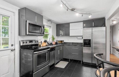 South Yarmouth Casa | Family-Friendly Cape Cod Home Walk to Baseball Field, Dog Friendly, Linens Included