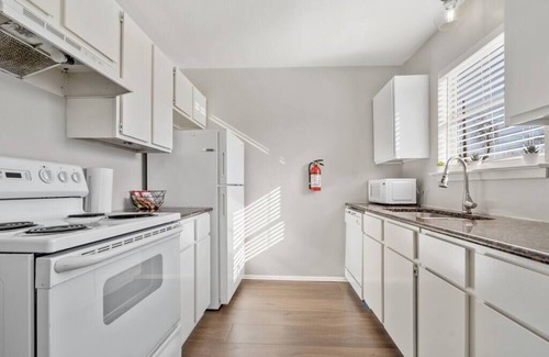 Central Arlington Apartamento | Family Friendly & Very Clean! Walk to AT&T Stadium! 2 Queen Beds