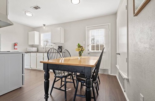 Central Arlington Apartamento | Family Friendly & Very Clean! Walk to AT&T Stadium! 2 Queen Beds