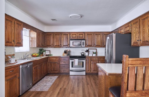 Swinging Bridge Village Casa | Family Friendly - Walk to Winkley Shoals and Dining - Five Minutes to Lake!
