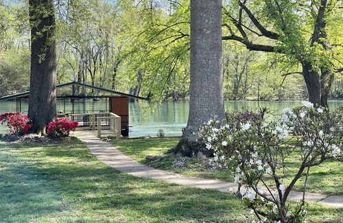 Swinging Bridge Village Casa | Family Friendly - Walk to Winkley Shoals and Dining - Five Minutes to Lake!