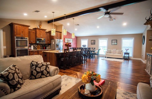 Wetmore Casa | Family friendly with lots of room for fun! 7 minutes to Six Flags/ La Cantera.