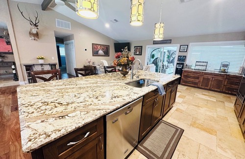 Wetmore Casa | Family friendly with lots of room for fun! 7 minutes to Six Flags/ La Cantera.