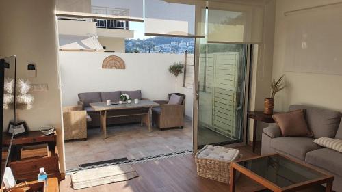 Vouliagmeni Apartamento | Family & Friends 4-Bedroom beach break!