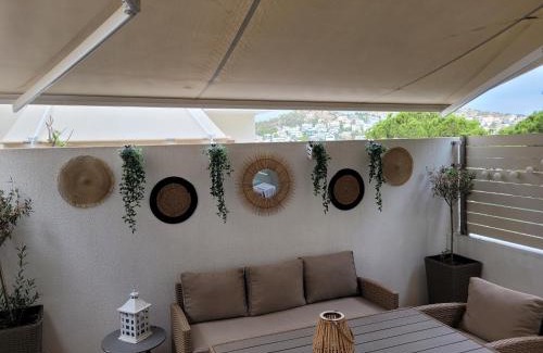 Vouliagmeni Apartamento | Family & Friends 4-Bedroom beach break!