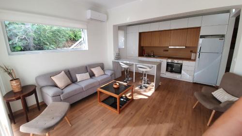 Vouliagmeni Apartamento | Family & Friends 4-Bedroom beach break!