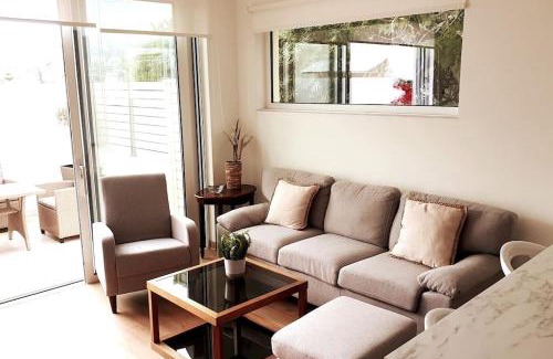 Vouliagmeni Apartamento | Family & Friends 4-Bedroom beach break!