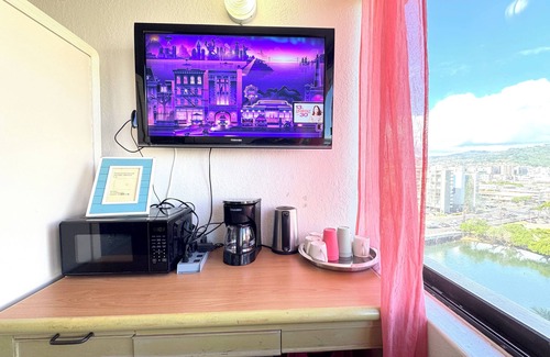 Waikiki Hotel | Family/Friends Hotel in Terrific Honolulu Room, AC