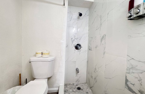 Waikiki Hotel | Family/Friends Hotel in Terrific Honolulu Room, AC