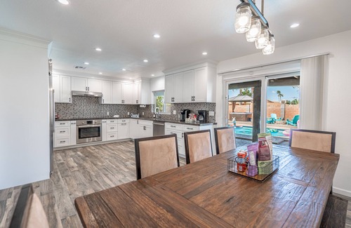 Paradise Valley Village Casa | Family Fun!Central Location 5min to Hiking!Heated Pool/Spa, BocceBall, PoolTable