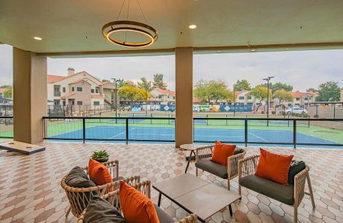 North Scottsdale Apartamento | Family Fun-Sport Court & Game Room with King Bed - 2 Self-Check In - H2162
