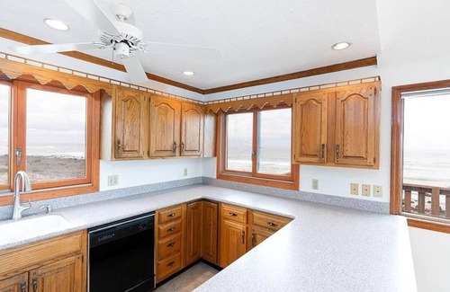 Scituate Casa | Family Gatherings, Weddings, Pet Friendly, Steps to Beaches and Light House