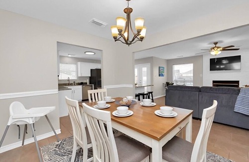 Willis Casa | Family Get Away-Lake Conroe Pool & Big Yard With King Bed