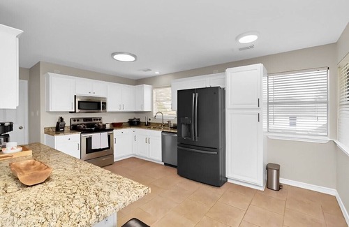 Willis Casa | Family Get Away-Lake Conroe Pool & Big Yard With King Bed