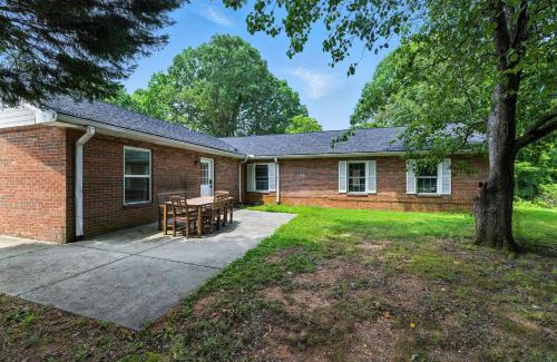 Winston - Salem Casa | Family Getaway 9BR Open-Concept Retreat home