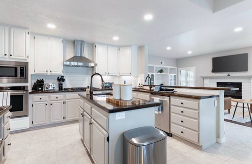 Felicita Casa | Family Getaway: Game Room/MiniGolf/Pool/ HotTub!