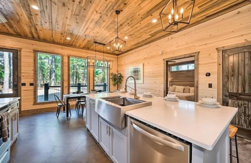 Hochatown Chalet De Esquí | Family Getaway, Hot Tub, Firepit!