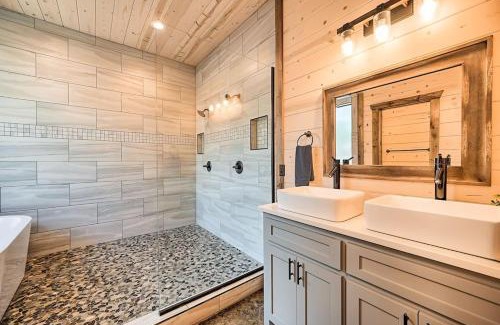 Hochatown Chalet De Esquí | Family Getaway, Hot Tub, Firepit!