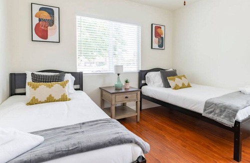 Covina Casa | Family Getaway in the Heart of LA: Explore the city by day, and relax in this 3-bedroom haven by night. King bed, streaming options, and central location await.