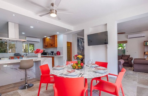 Akumal Condominio | Family getaway in this charming townhouse just steps away from Yal Ku Laggon!