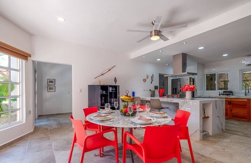 Akumal Condominio | Family getaway in this charming townhouse just steps away from Yal Ku Laggon!
