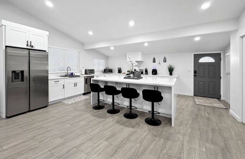 Southwest Anaheim Casa | Modern Home for Large Families near Disney & Knotts
