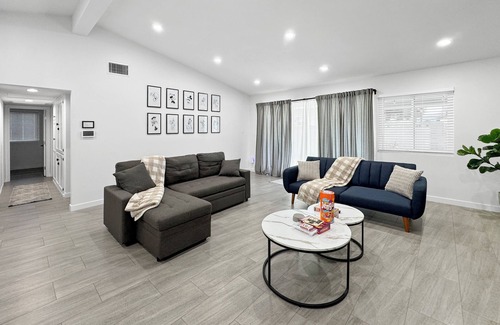 Southwest Anaheim Casa | Modern Home for Large Families near Disney & Knotts