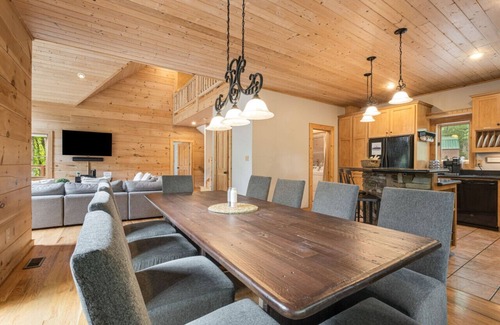 Avery Creek Casa | Family Getaway: Pool, Game Room, Fire Pit & 3 Kings