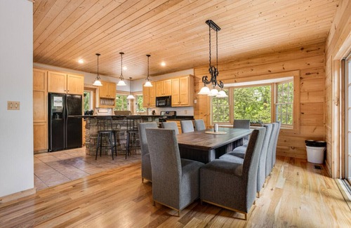 Avery Creek Casa | Family Getaway: Pool, Game Room, Fire Pit & 3 Kings
