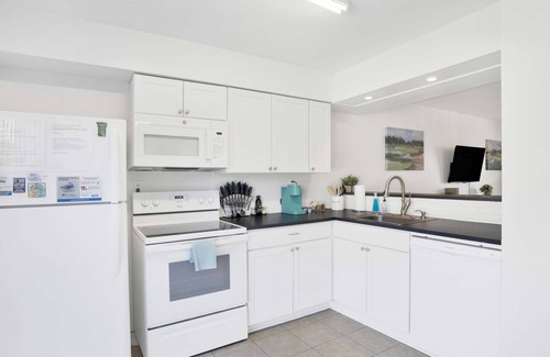 Surf Side Shores Casa | Private Beach-Private Pool-Easy walk to the Beach!