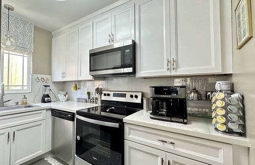 Oakland Casa | Family/Group Friendly*Fast WiFi*FRE Parking*Private YD/Patio, Centrally located urban oasis * fast