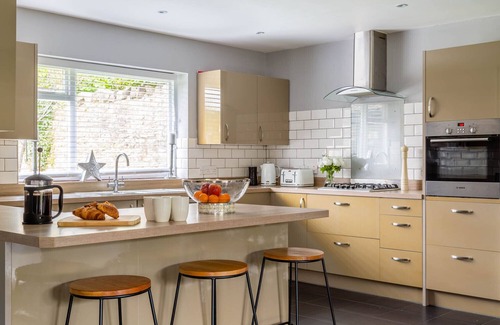 Bath Casa | Family & group friendly, free parking, central house