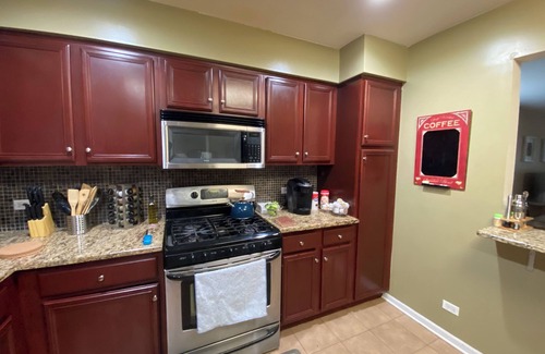 Irving Park Casa | Pulaski Mahal - Spacious 3bed/2.5bath with Game Room. Close to Hwy, train.