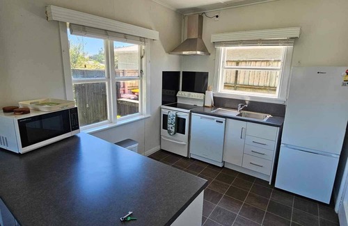 Mount Maunganui Cabaña | Family holiday home, LOCATION, LOCATION! Private & fenced. Tay Rustic Cottage