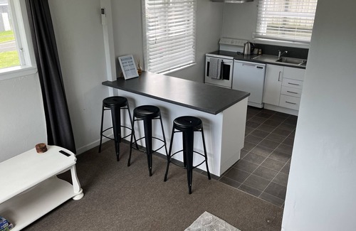 Mount Maunganui Cabaña | Family holiday home, LOCATION, LOCATION! Private & fenced. Tay Rustic Cottage