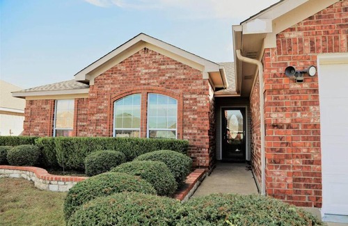 Southeast Arlington Casa | Family Home close to AT&T Stadium w Game Room and Large Patio