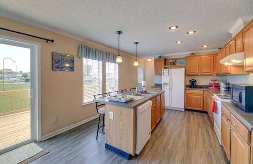 Carteret County Casa | Family Home + Fire Pit & Deck, 11 Miles to Beach!