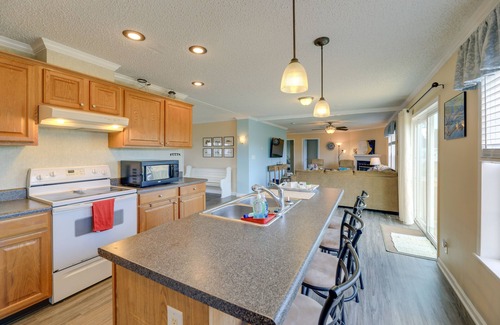 Carteret County Casa | Family Home + Fire Pit & Deck, 11 Miles to Beach!