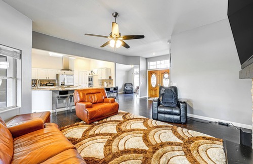 Greenacres Casa | Family Home in Bakersfield w/ Zip Line