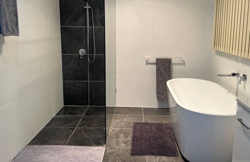 Biggera Waters Casa | Family home in runaway bay