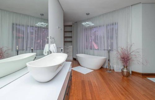 Bloubergstrand Villa | Family home in Tableview, close to Dolphin Beach.
