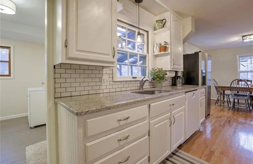 Roeland Park Casa | Family Home in the Heart of KC Minutes away from The Plaza, Westport, & P&L!